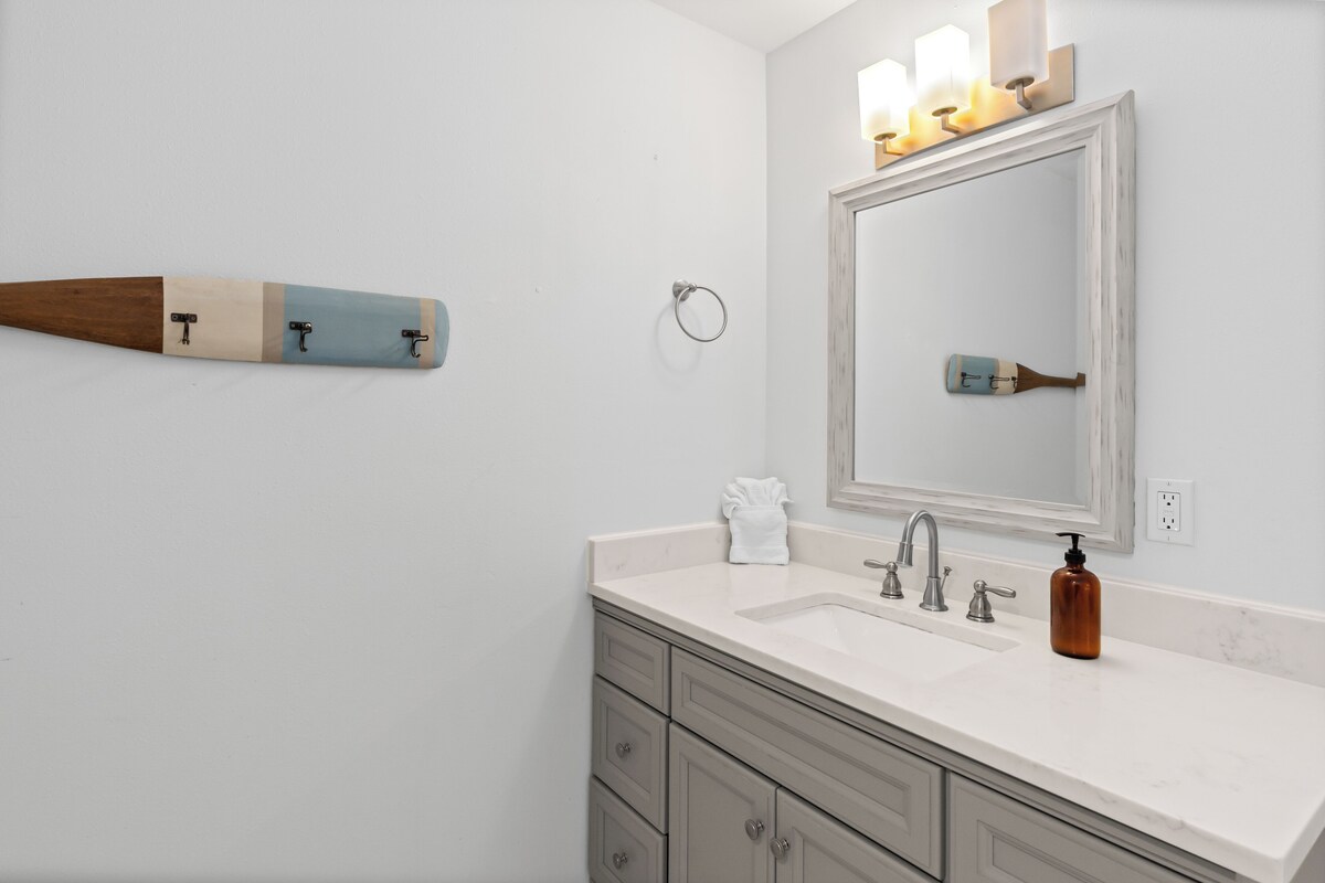 Photo 26 of Destin Dolphin by AvantStay | 2 Mins To Beach w/Pool & Outdoor Entertaining Area