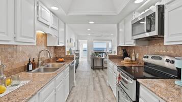 Réfrigérateur, four, plaque de cuisson, lave-vaisselle