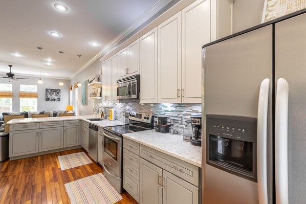 Refrigerador, microondas, horno y parrilla de estufa 