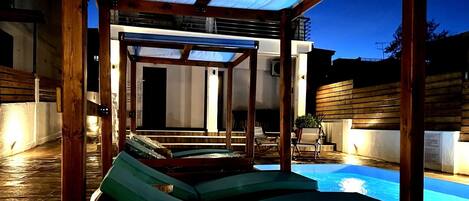 Una piscina al aire libre