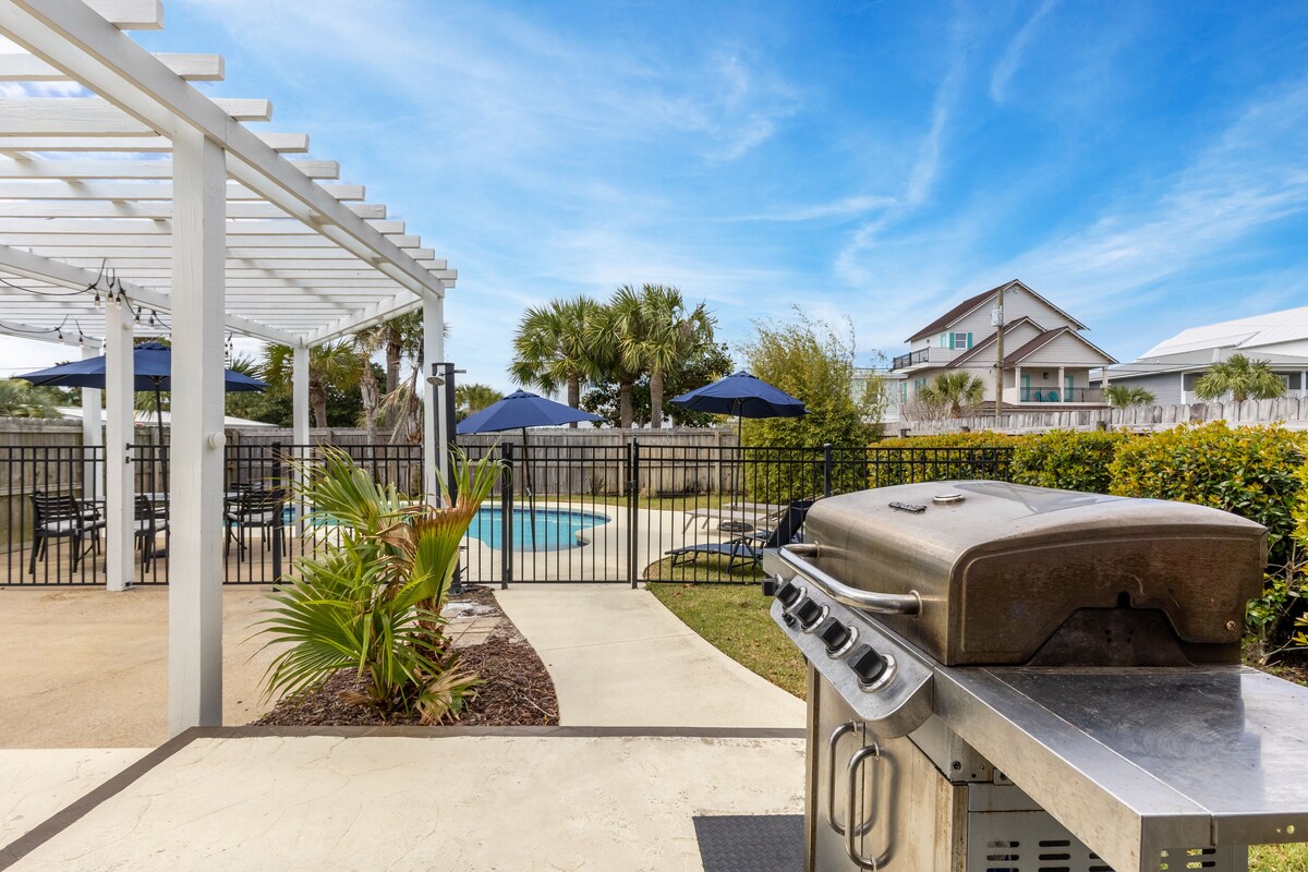 Photo 40 of Pelican Retreat by AvantStay | 5 MINS TO BEACH | Pet Friendly w/ Pool & BBQ!