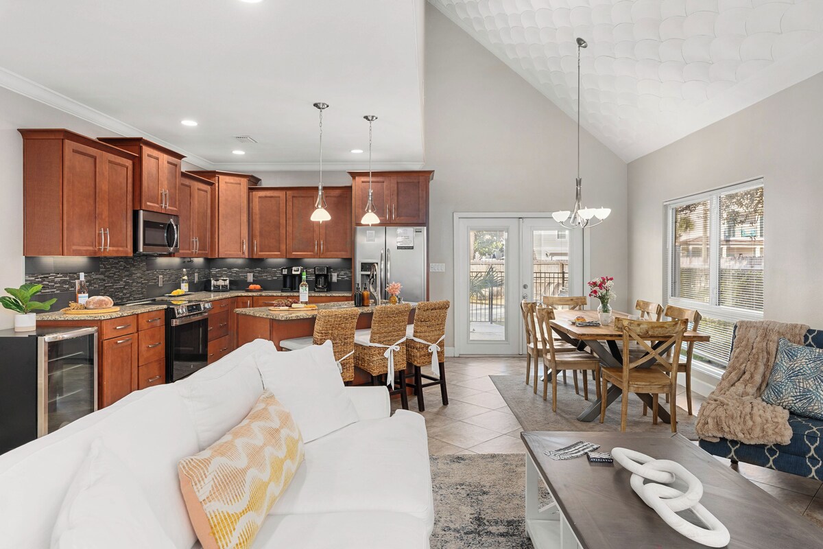Photo 10 of Pelican Retreat by AvantStay | 5 MINS TO BEACH | Pet Friendly w/ Pool & BBQ!