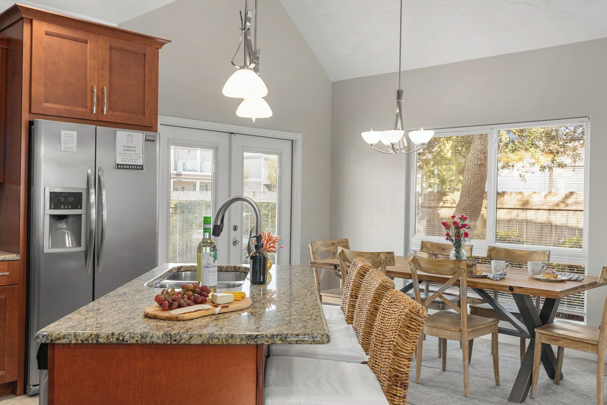 Photo 4 of Pelican Retreat by AvantStay | 5 MINS TO BEACH | Pet Friendly w/ Pool & BBQ!