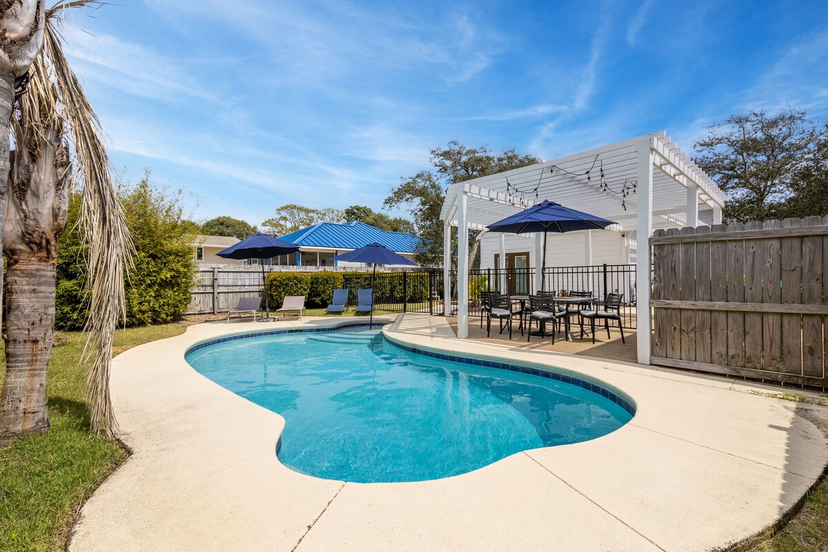 Pelican Retreat by AvantStay | 5 MINS TO BEACH | Pet Friendly w/ Pool & BBQ!