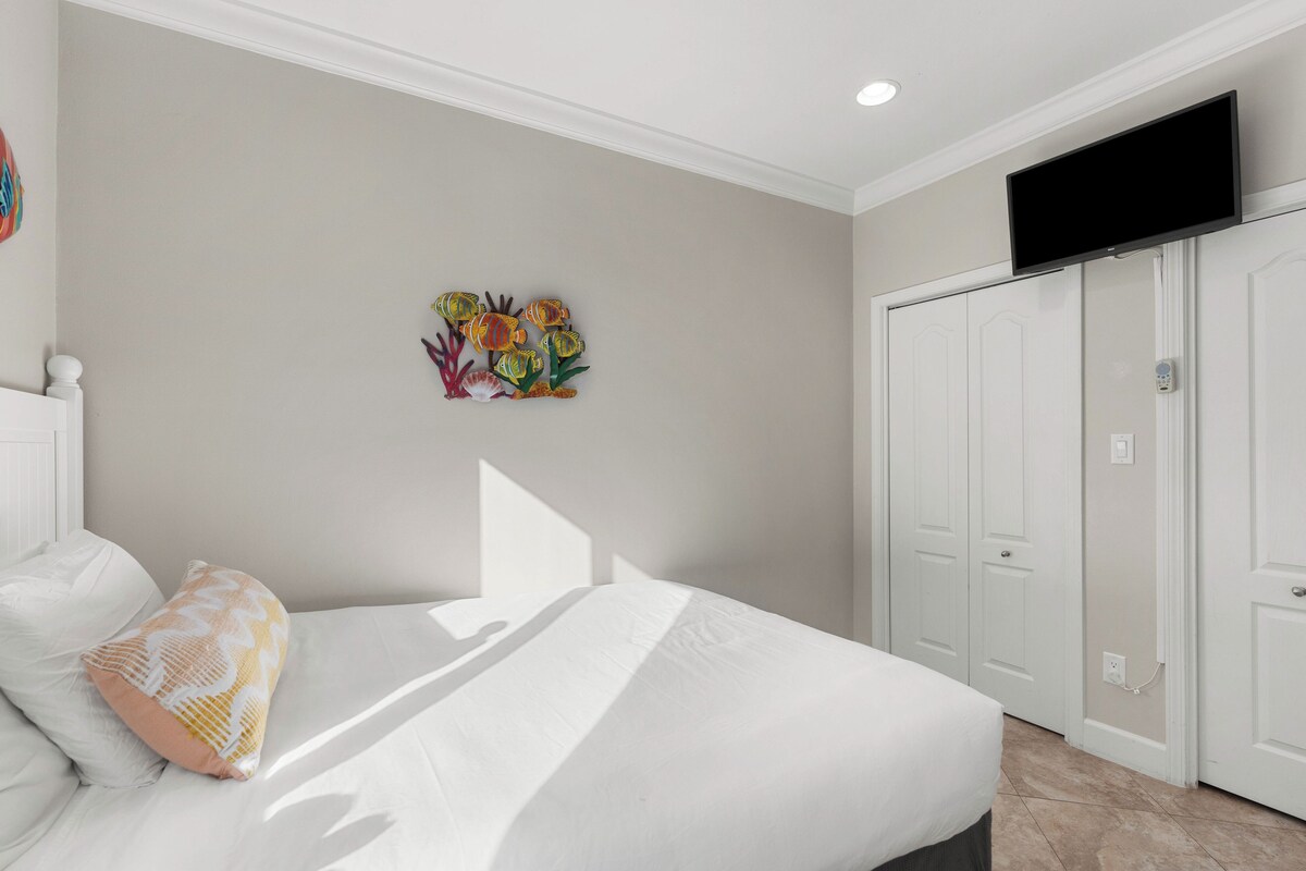 Photo 33 of Pelican Retreat by AvantStay | 5 MINS TO BEACH | Pet Friendly w/ Pool & BBQ!
