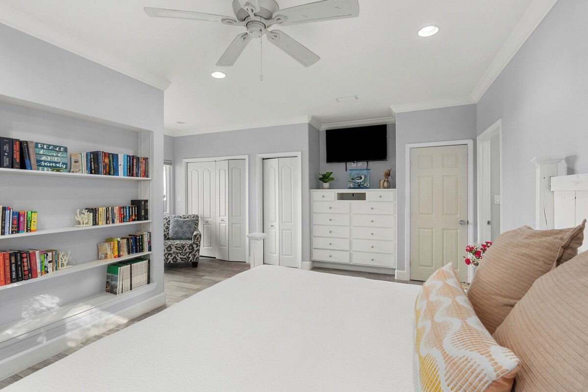 Photo 22 of Pelican Retreat by AvantStay | 5 MINS TO BEACH | Pet Friendly w/ Pool & BBQ!