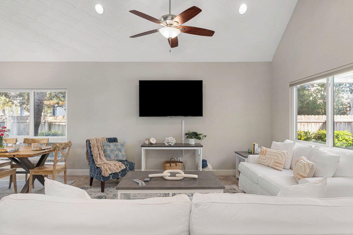 Photo 5 of Pelican Retreat by AvantStay | 5 MINS TO BEACH | Pet Friendly w/ Pool & BBQ!