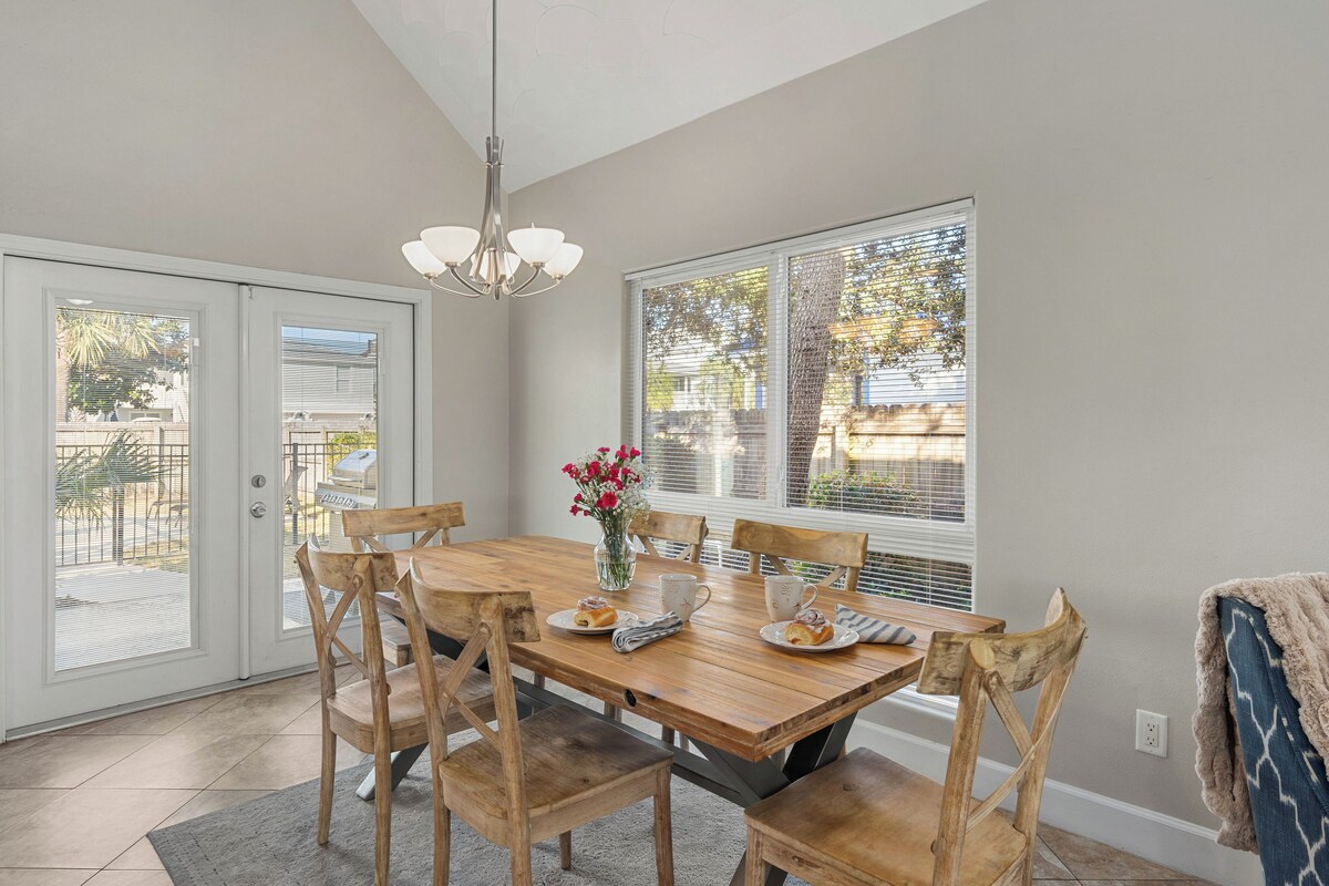 Photo 11 of Pelican Retreat by AvantStay | 5 MINS TO BEACH | Pet Friendly w/ Pool & BBQ!