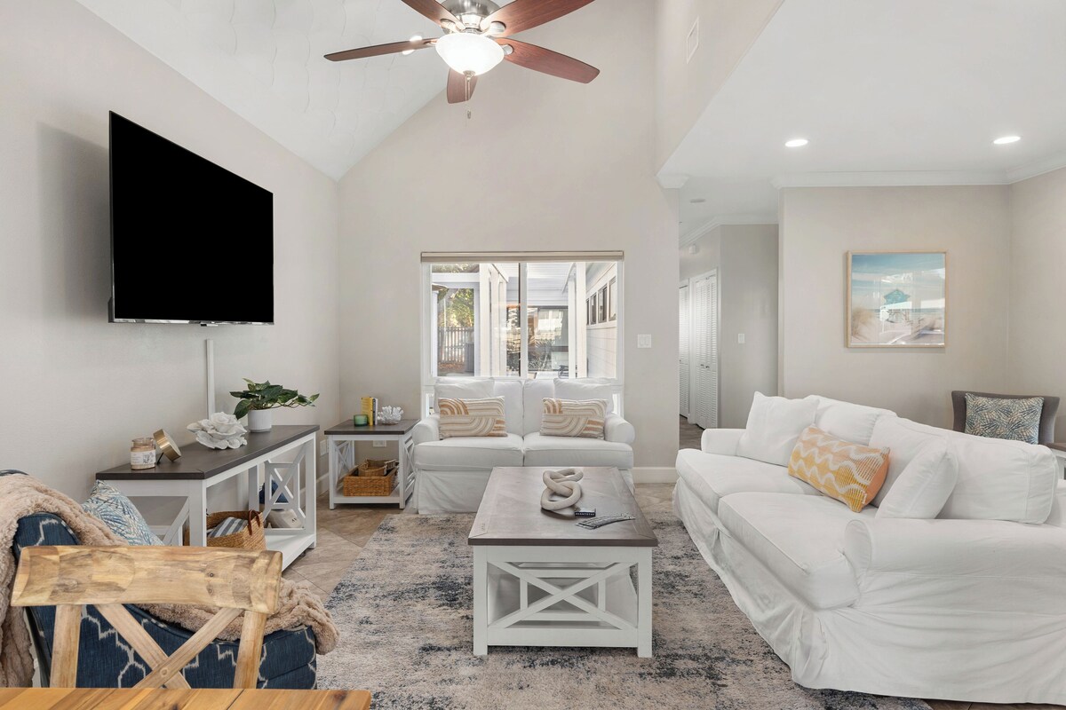 Photo 7 of Pelican Retreat by AvantStay | 5 MINS TO BEACH | Pet Friendly w/ Pool & BBQ!