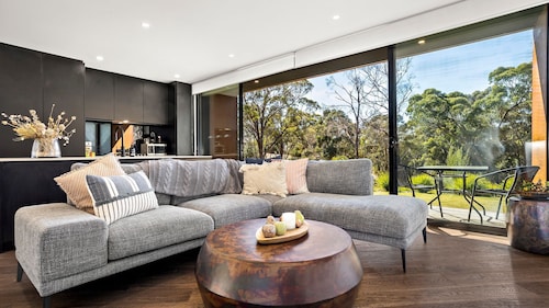 Lithic House stylish and modern with lovely bush setting