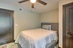 1 bedroom, iron/ironing board, Internet, bed sheets - 5 Mi to Mercedes-Benz Stadium: Stylish ATL Retreat (Atlanta)