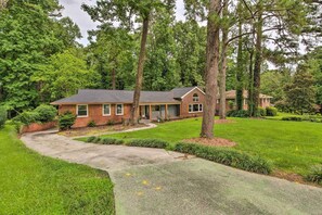 Exterior - 5 Mi to Mercedes-Benz Stadium: Stylish ATL Retreat (Atlanta)