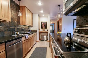 Refrigerador, microondas, tostadora, utensilios de cocina