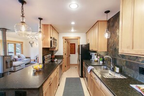 Refrigerador, microondas, tostadora, utensilios de cocina