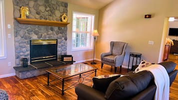 House, Multiple Beds, Hot Tub, Mountain View | Living room | 40-inch TV with cable channels, fireplace