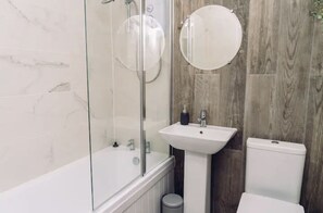 Combined shower/tub - Lovely, bright, one bedroom apartment, Colchester (Colchester)