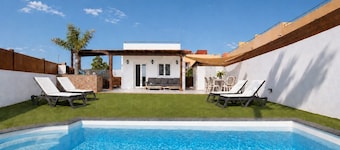 'Villa del Relax' met zeezicht, zwembad en wifi