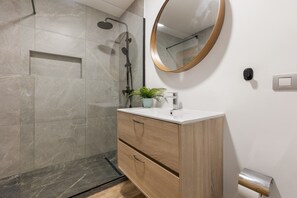 Baignoire, sèche-cheveux, serviettes fournies