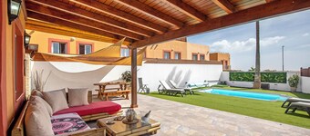 Villa del Relax' met zeezicht, zwembad & Wi-Fi