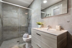 Bathtub, hair dryer, towels - 'Villa del Relax' with Sea Views, Pool, and Wi-Fi (Corralejo)