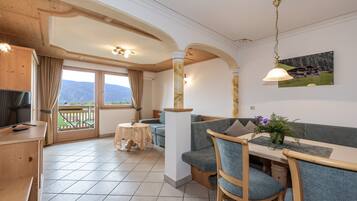 TV, tavolo da ping pong