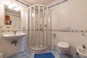 Bruser, gratis toiletartikler, hårtørrer, håndklæder