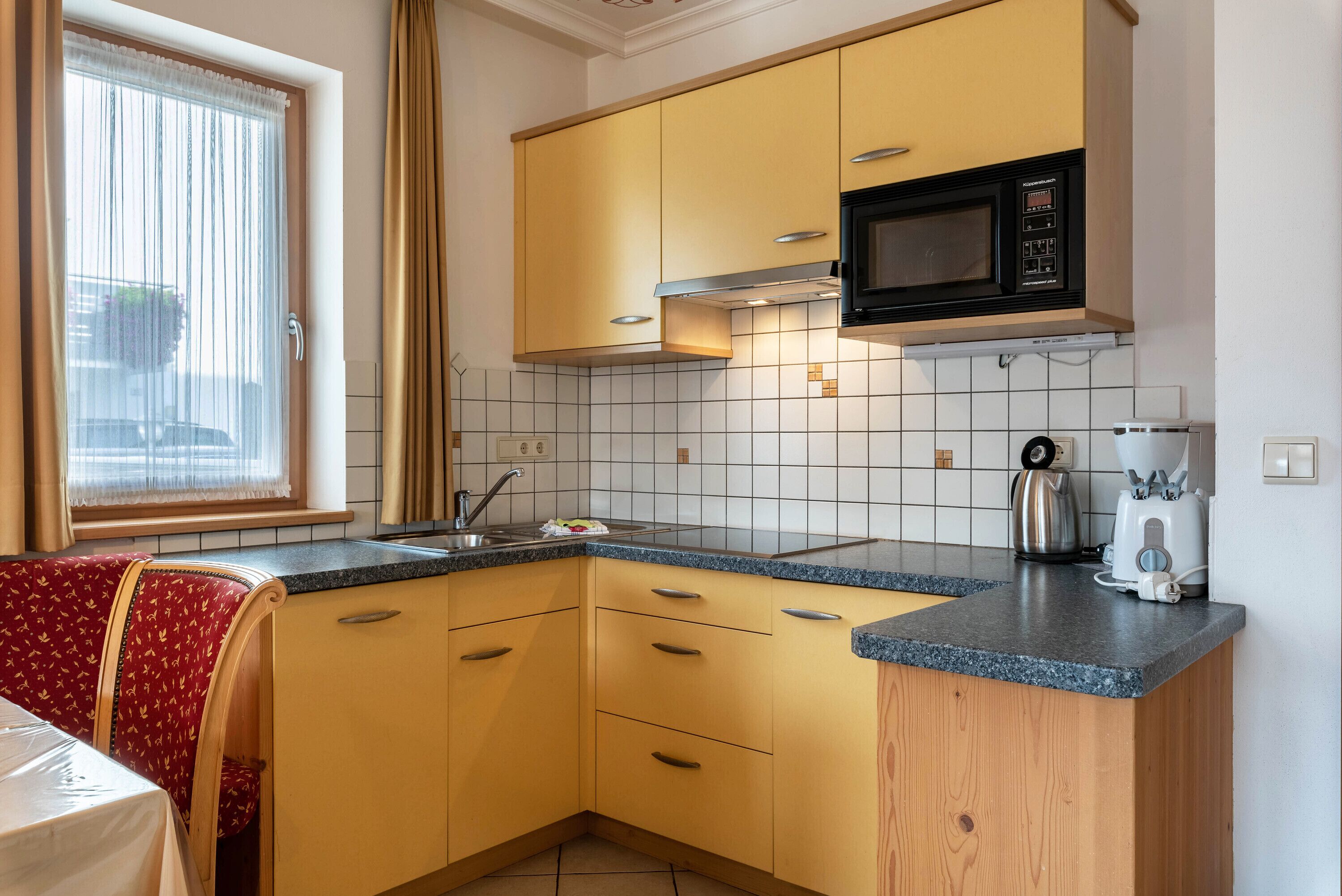 Réfrigérateur, micro-ondes, plaque de cuisson, lave-vaisselle