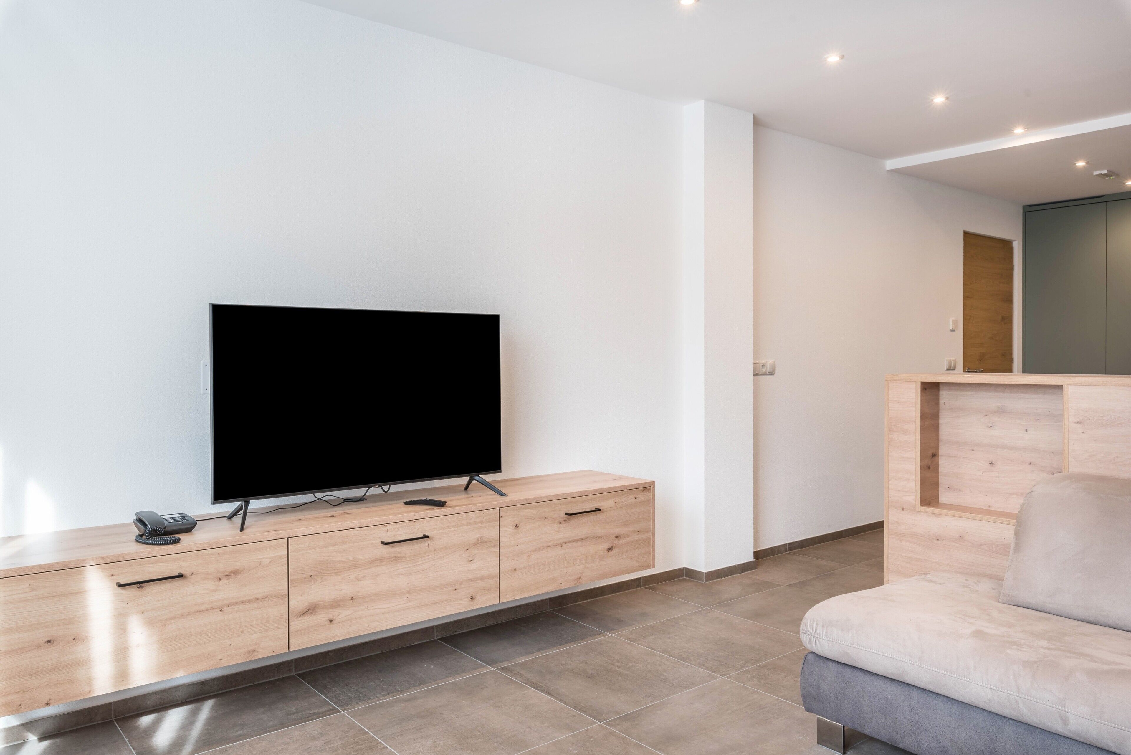 Fernseher, Tischtennisplatte