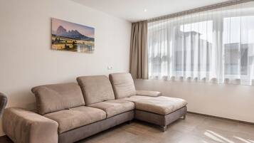 Fernseher, Tischtennisplatte