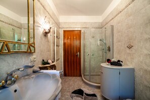 Een douche, een haardroger, handdoeken