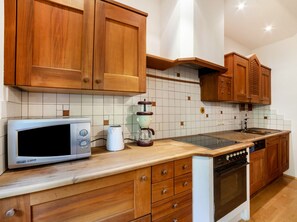 Frigorifero, microonde, forno, piano cottura