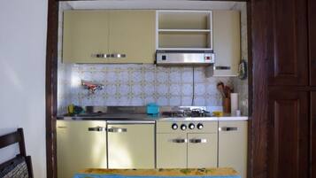 Réfrigérateur, four, plaque de cuisson, bouilloire électrique