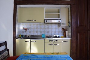 Frigorifero, forno, piano cottura, bollitore elettrico