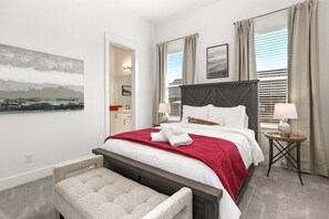 3 makuuhuonetta, työpöytä, silitysrauta/-lauta, vauvan matkasänky