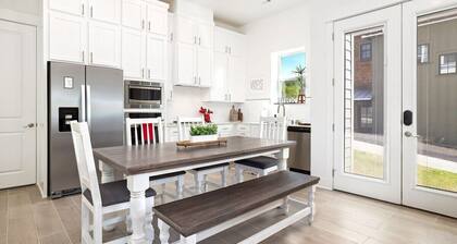 Hog Haus - 1/2 Mile to DT Fayetteville - Sleeps 8