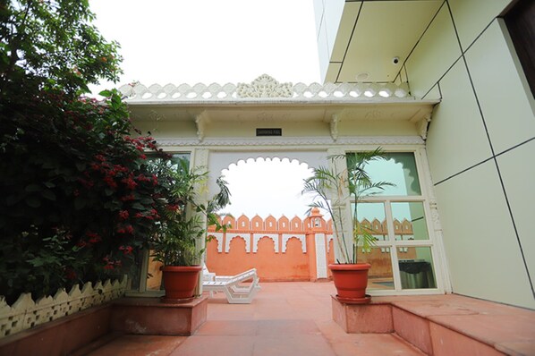 المنشأة من الخارج