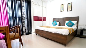 Un dormitorio con cama de madera, una silla, un armario y una mesita de noche.