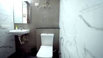 Kamar Deluks | Kamar mandi | Shower dan handuk