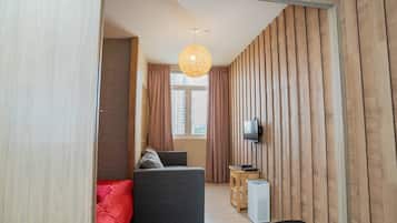 Desk, laptop workspace, iron/ironing board, free WiFi