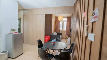 Studio | Makan dalam bilik