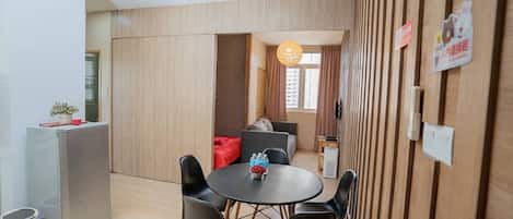 Studio | Essbereich im Zimmer
