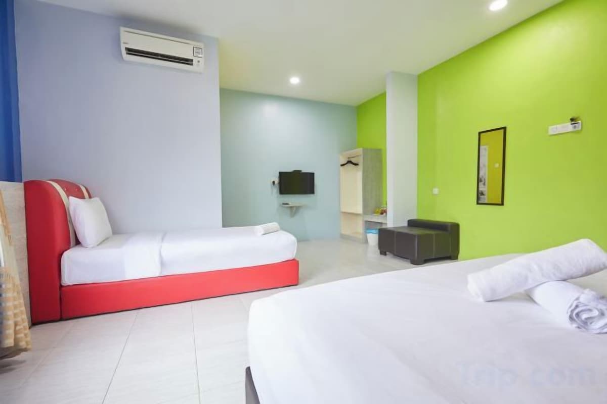 Escritorio, wifi gratis y ropa de cama