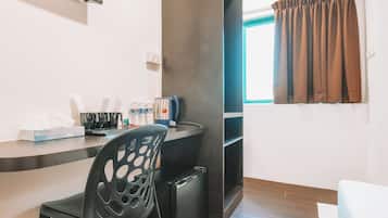 Deluxe Quadruple Room | Peti besi dalam bilik, Wi-fi percuma, cadar katil