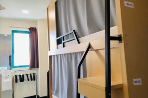 Phòng tập thể Tiêu chuẩn, chỉ dành cho nam (Single Capsule in 4-Bed. Window) | Két bảo mật tại phòng, truy cập Internet không dây miễn phí 