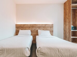 Deluxe Twin, Window | In-room safe, free WiFi, bed sheets - A Hotel Desker (Singapore)