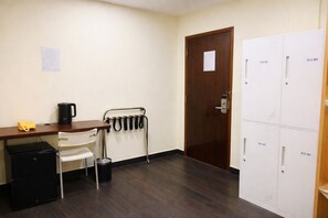 32-吋電視，提供衛星頻道