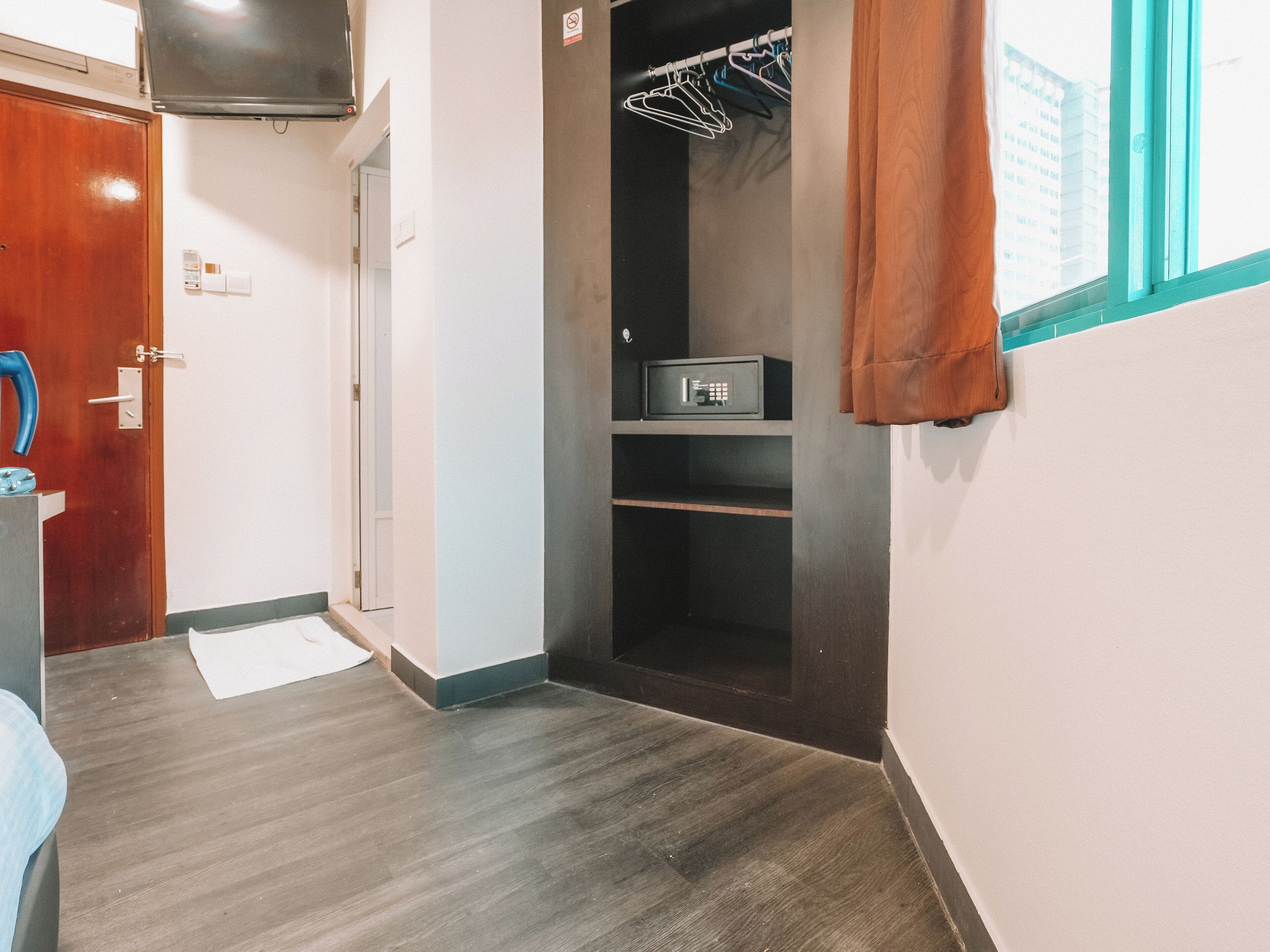 Photo - L Hotel at 51 Desker