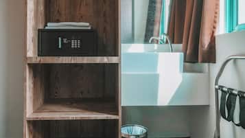 Deluxe Twin, Window | In-room safe, free WiFi, bed sheets