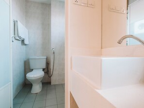 Deluxe Triple, Window | Bathroom - A Hotel Desker (Singapore)