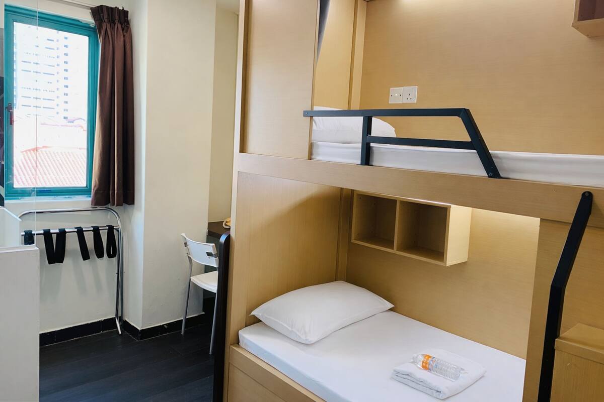 Dormitorio compartido estándar, solo para hombres (Single Capsule in 4-Bed. Window) | Caja fuerte, wifi gratis, ropa de cama